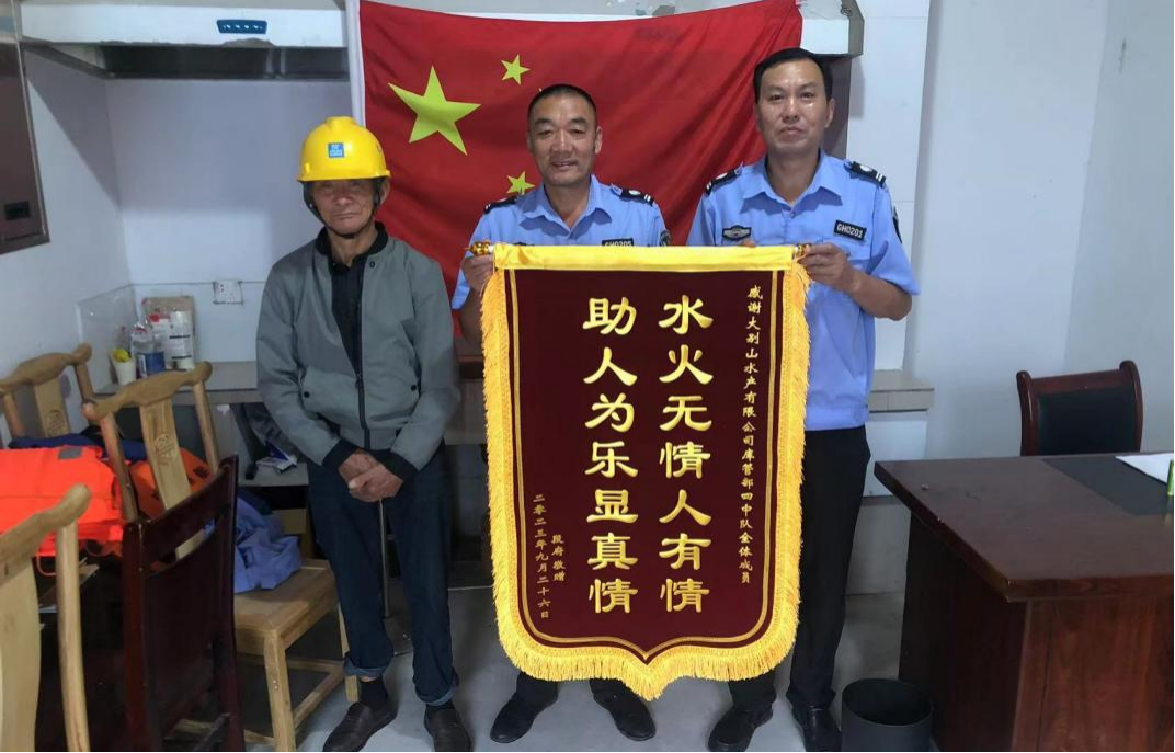 危急時(shí)刻伸援手 助人為樂(lè)暖人心