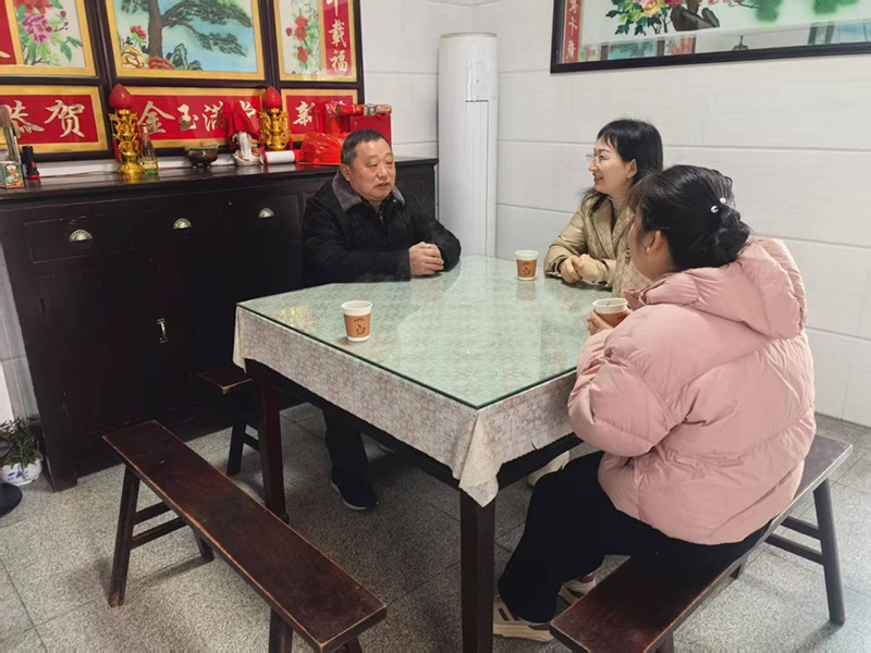 礦產(chǎn)公司慰問(wèn)退休職工