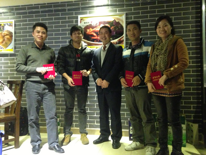  告別2013迎接2014,卓石公司團(tuán)隊(duì)年終聚餐,一起探討企業(yè)發(fā)展戰(zhàn)略與品嘗舌尖上的美味，非常感謝大家一直以來對(duì)卓石公司的支持，2014年我們會(huì)更加努力，會(huì)做得更好！